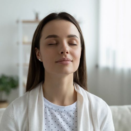 Adolescente haciendo ejercicios de respiración